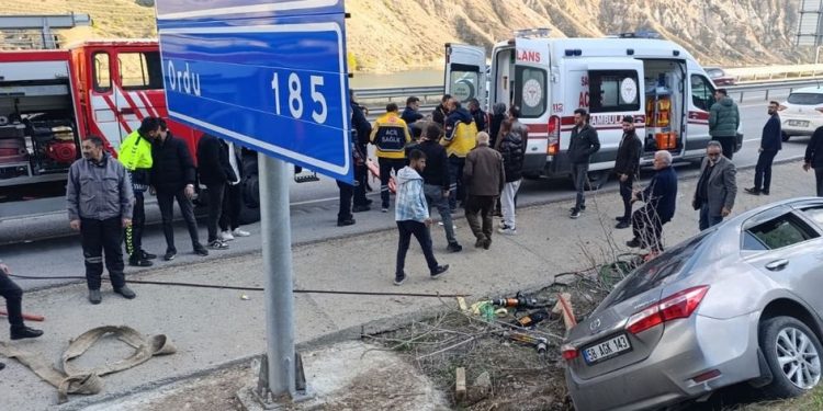 Minik avtomobili yol kənarına aşdı:3 yaralı