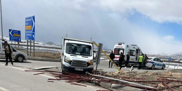 Minik avtomobili və yük maşını toqquşdu: 2 yaralı