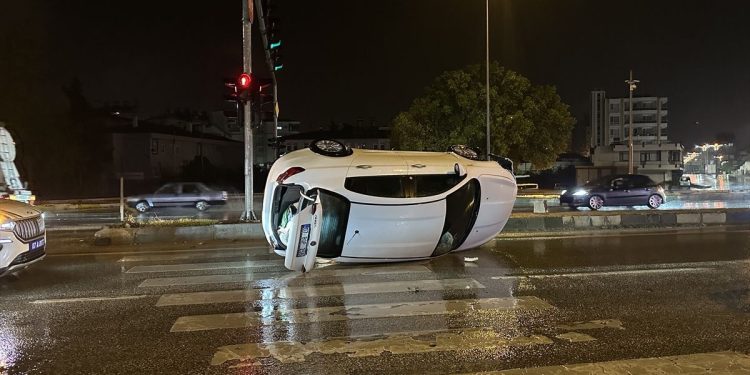 Avtomobil səkiyə çırpılaraq aşdı