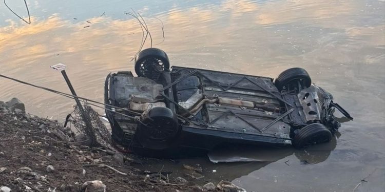 Avtomobil gölə aşdı: Sürücü yaralandı