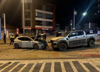 İki avtomobil toqquşdu: 3 yaralı