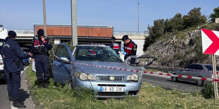 Avtomobil səkiyə çırpıldı: 9 aylıq körpə öldü