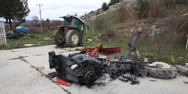 Minik avtomobili və traktor toqquşdu: 5 yaralı