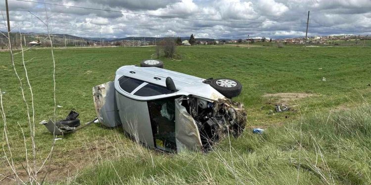 Avtomobil tarlaya aşdı: 4 yaralı