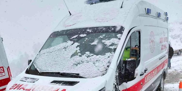 Minik avtomobili təcili yardım avtomobili ilə toqquşdu: 3 yaralı