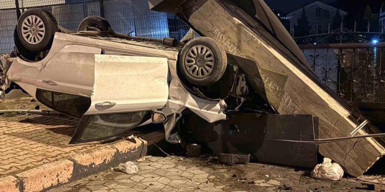 Avtomobil binanın girişinı dağırtdı