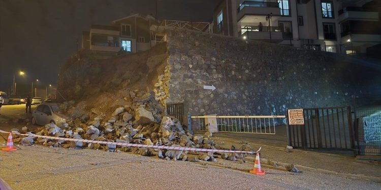 İstinad divarı avtomobilin üstünə aşdı