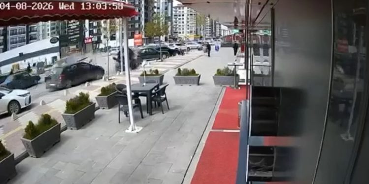 Minik avtomobili parklanmış avtomobillərə çırpıldı:Sürücü yaralandı