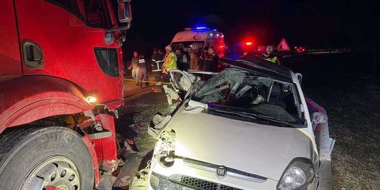 Minik avtomobili və yük maşını toqquşdu: 1 ölü, 5 yaralı