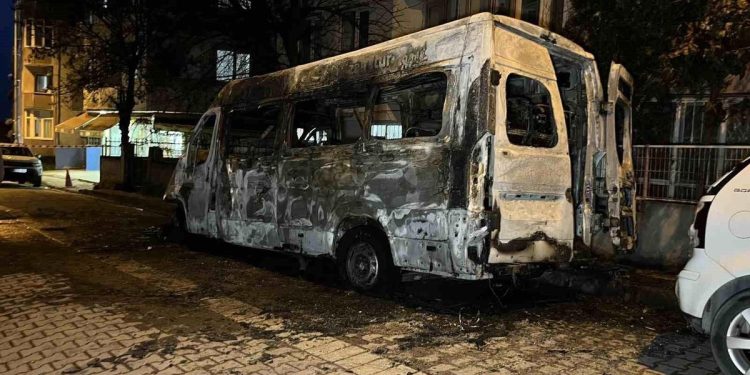 Parklanmış vəziyyətdə olan mikroavtobus yandı