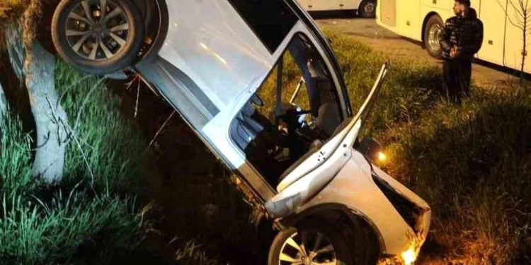 Avtomobil ticarət mərkəzinin həyətinə aşdı