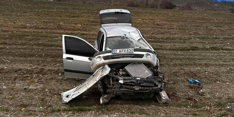 Avtomobil işıq diryəyinə çırpılaraq aşdı: 3 yaralı