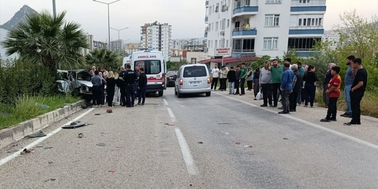 Avtomobil səkidəki ağaca çırpıldı: 3 yaralı
