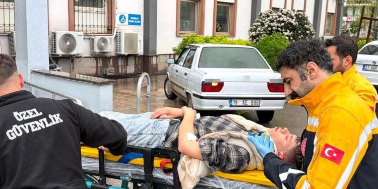 Avtomobil işıq dirəyinə çırpıldı: 3 yaralı