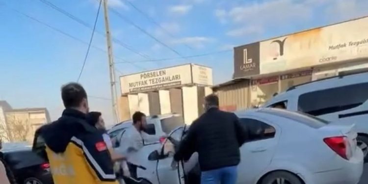 İki avtomobil toqquşdu: Sürücülər əlbəyaxa oldu