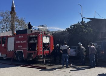 Ehtiyat hissələri satan mağaza yandı