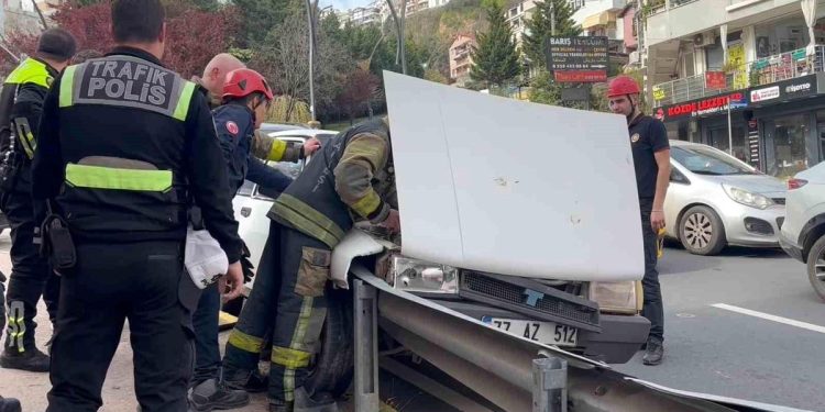 Avtomobil baryerə çırpıldı