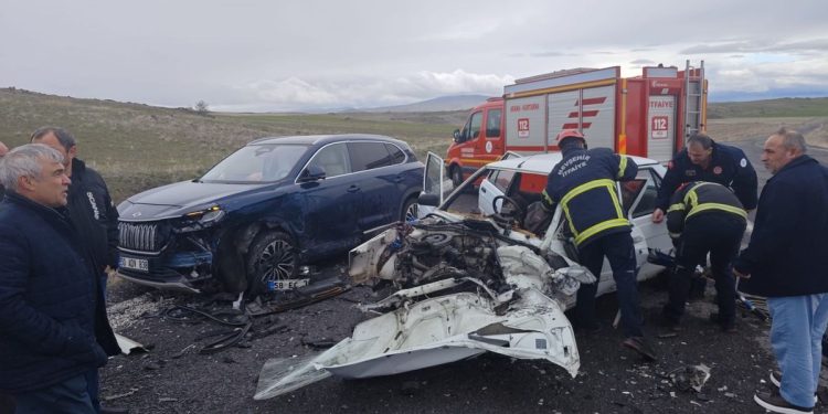 İki avtomobil toqquşdu: 1 ölü, 2 yaralı