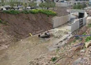 Parklanmış vəziyyətdə olan avtomobil kanala aşdı