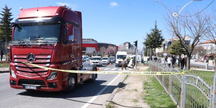 TIR piyadanı vurdu