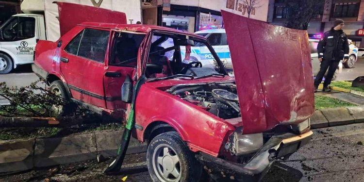 Minik avtomobilin çırpıldığı ağac qarşı yoldakı avtomobilin üzərinə aşdı: 1 yaralı