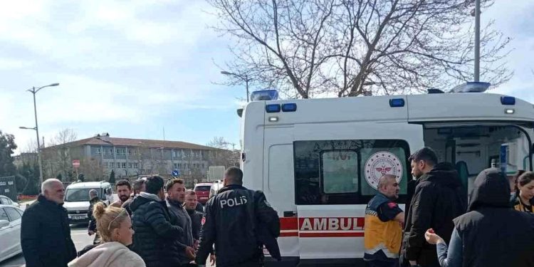 Qırmızı işıqda keçən avtomobil motosikletə çırpıldı: 1 yaralı