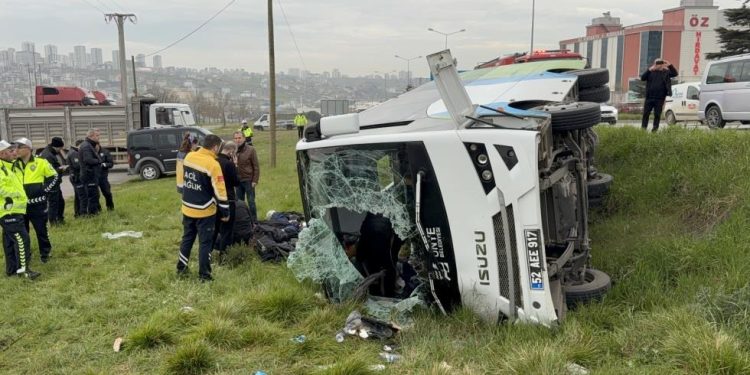 Müəllimləri və şagirdləri daşıyan mikroavtobus aşdı: 15 yaralı