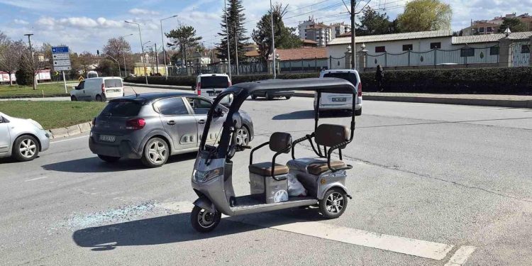 Minik avtomobili və elektirikli velosiped toqquşdu: 3 yaralı