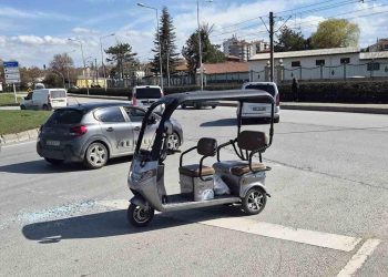 Minik avtomobili və elektirikli velosiped toqquşdu: 3 yaralı