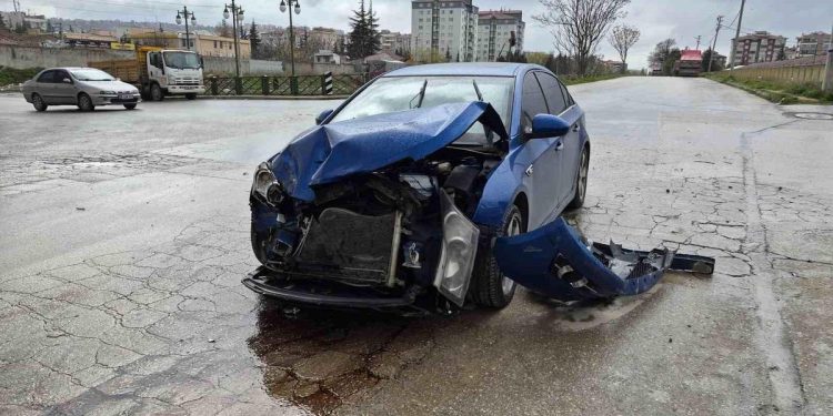 Minik avtomobili yük maşınına çırpıldı:1 yaralı