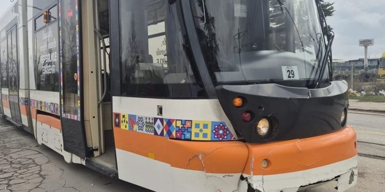 Minik avtomobili və tramvay toqquşdu: 2 yaralı