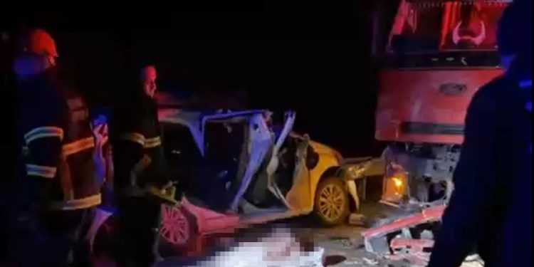 Minik avtomobil və yük maşını toqquşdu: 2 yaralı