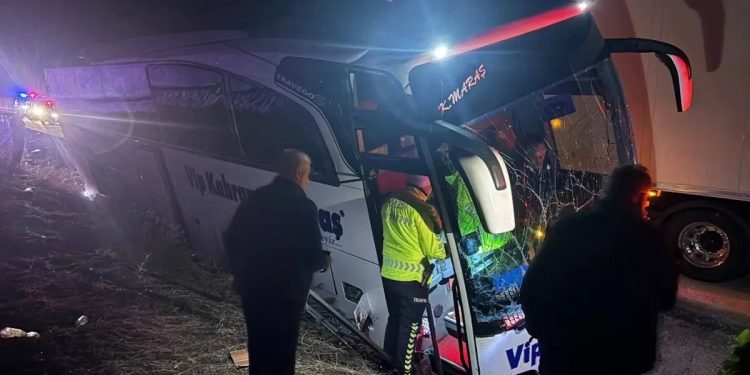 Sərnişin avtobosu baryerə çırpıldı