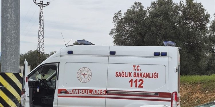 Avtomobil dirəyə çırpıldı: 3 yaralı