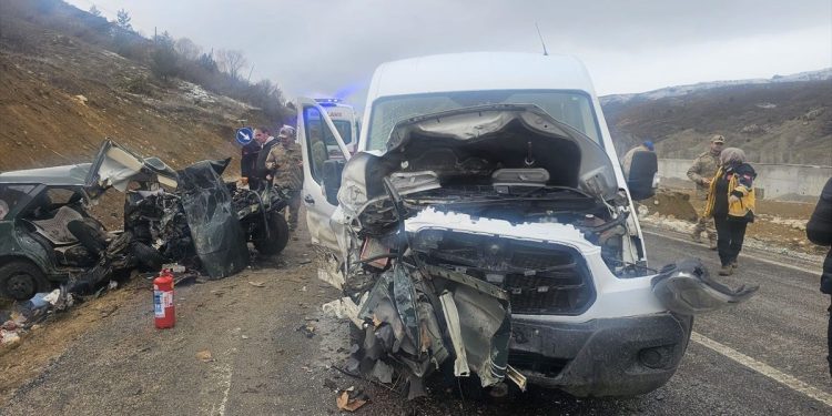 Minik avtomobili və mikroavtobus toqquşub: 1 ölü, 9 yaralı