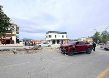 Avtomobil iki ağaca və elektirik dirəyinə çırpıldı