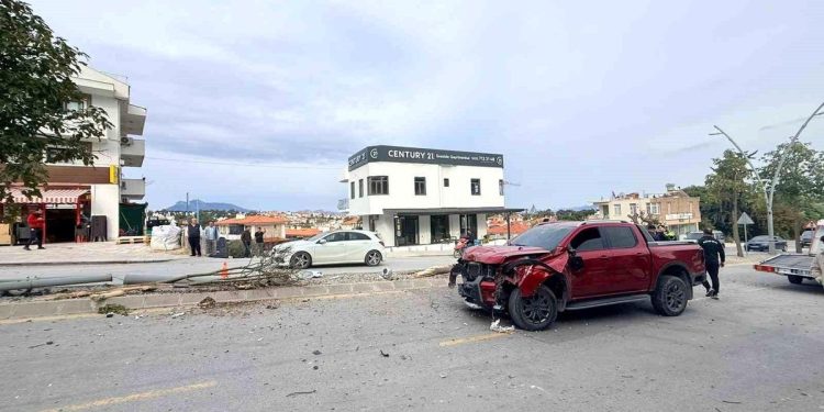 Avtomobil iki ağaca və elektirik dirəyinə çırpıldı