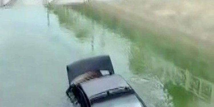 Avtomobil su kanalına aşdı