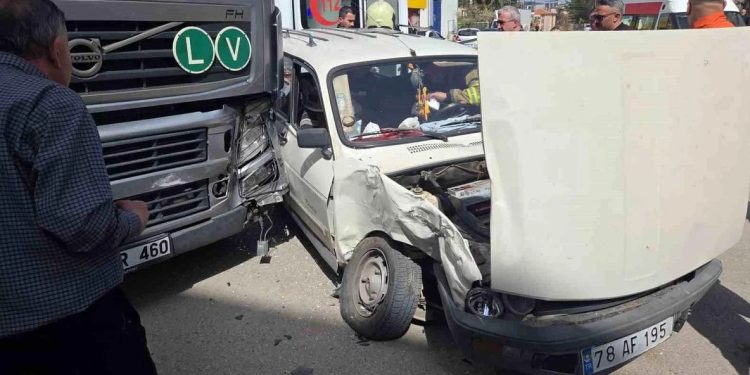 Minik avtomobili və TIR toqquşdu: 1 yaralı