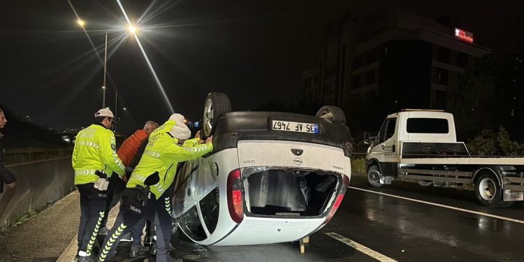 Avtomobil səkiyə çırpılaraq aşdı: 1 yaralı