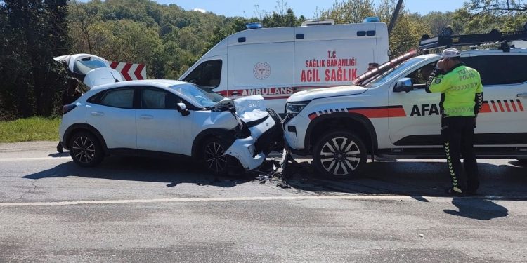 İriturumlu avtomobil və minik avtomobili toqquşdu: 4 yaralı