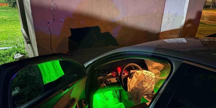 Avtomobil deponun divarına çırpıldı: 1 yaralı