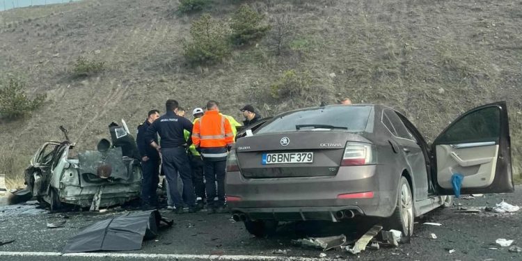 İki avtomobil toqquşdu: 5 ölü