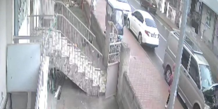 Avtomobil parklanmış vəziyyətdə olan avtomobilə çırpılaraq aşdı: 2 yaralı