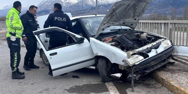 Minik avtomobili körpünün baryerinə çırpıldı: 2 yaralı