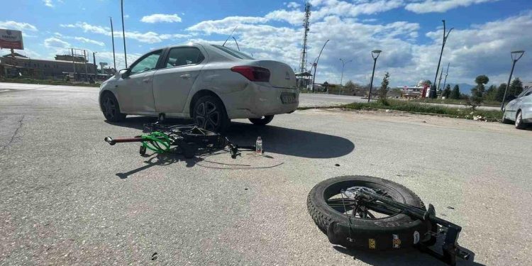 Minik avtomobili elektirili velosipedlə toqquşdu: 1 yaralı