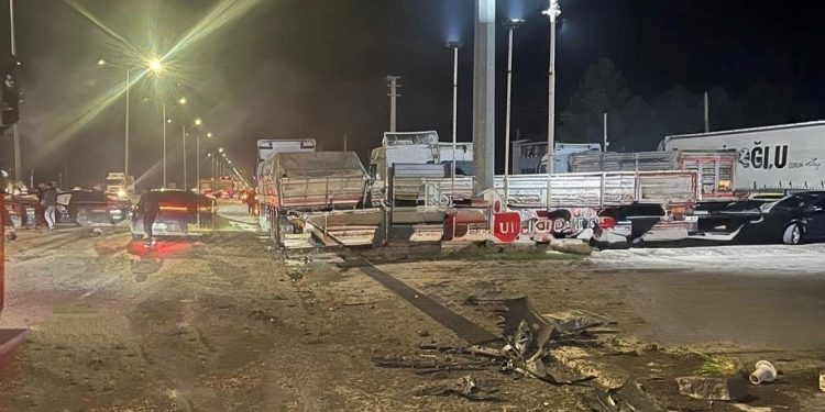 Minik avtomobili parklanmış vəziyyətdə olan avtomobilə çırpıldı: 1 yaralı