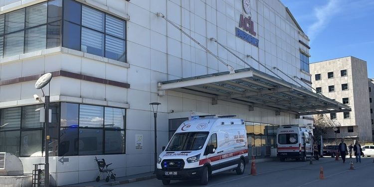 Minik avtomobili iki məktəblini vurdu