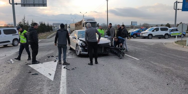 İki avtomobil toqquşdu: 2 yaralı
