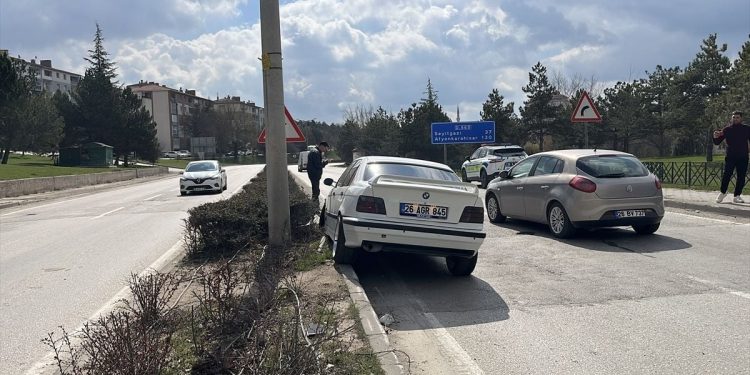 Avtomobil səkiyə çırpıldı: Sürücü yaralandı